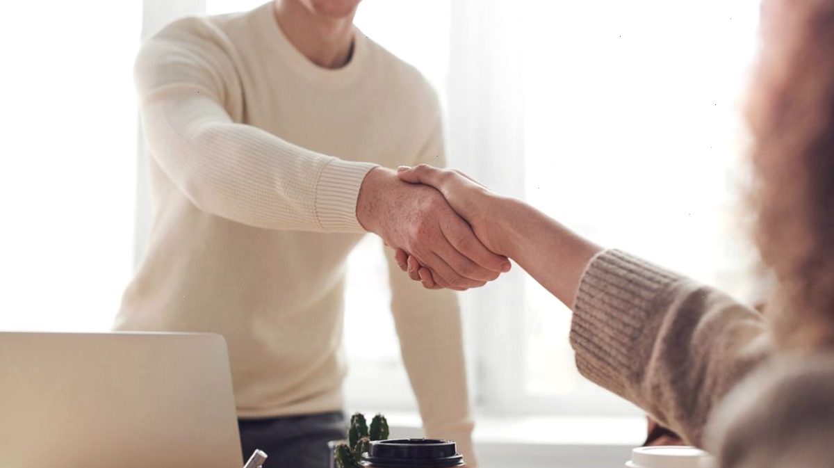 客服回复总在“翻聊天记录”和“找话术”之间浪费时间？易歪歪凭什么成为15万客服工作者的首选？ – 易歪歪官网（封面配图）